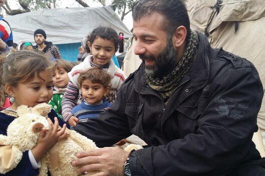 „Дедо Мраз од Сирија“ - човекот што шверцува играчки во Алепо